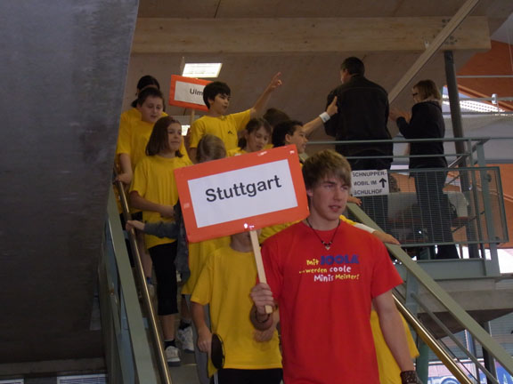 Die Stuttgarter Minis beim Einlaufen in die Halle